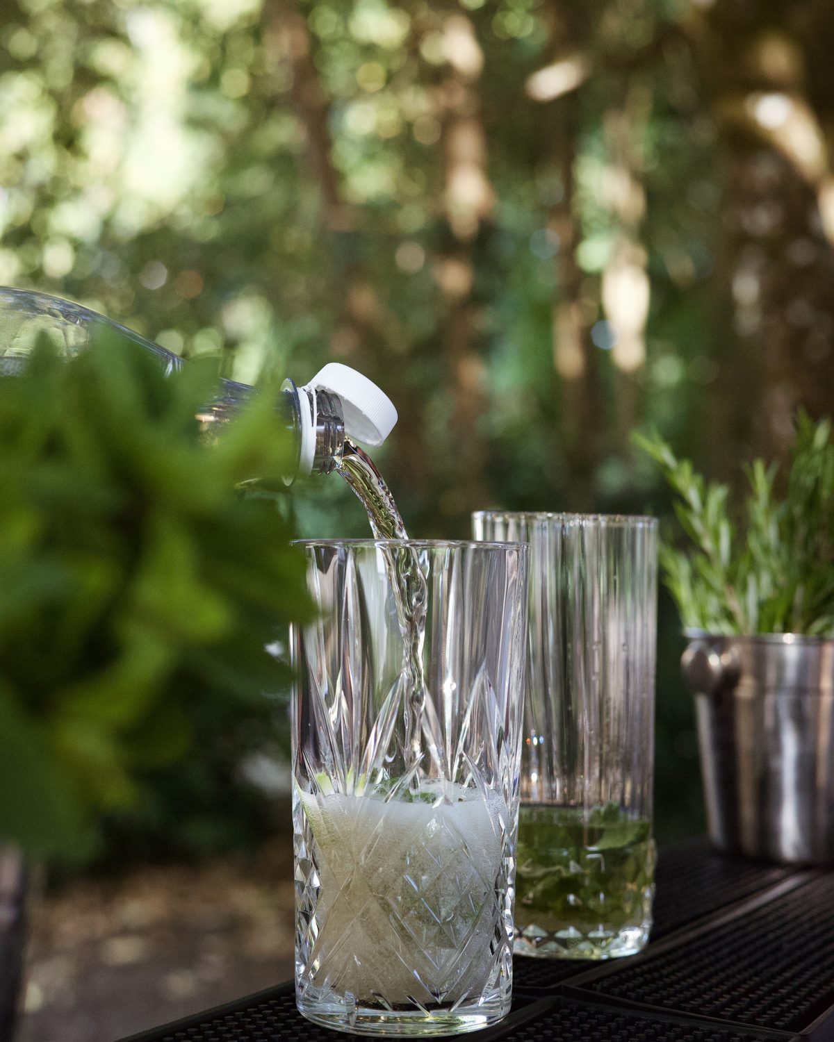 Verre à mélange en cristal et herbes fraîches sur le comptoir du bar à cocktails