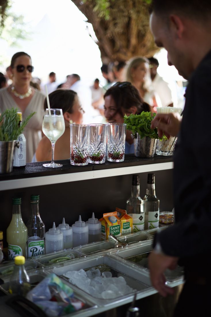 Bar à cocktails éphémère installé en extérieur pour un mariage en Gironde