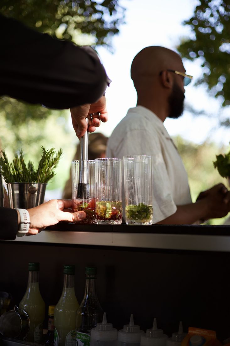 Barman versant un cocktail préparé minute lors d'un mariage à Bordeaux