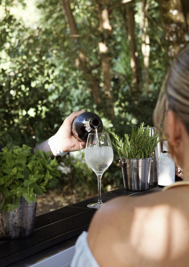 Cocktail servi à un invité pendant le vin d'honneur d'un mariage