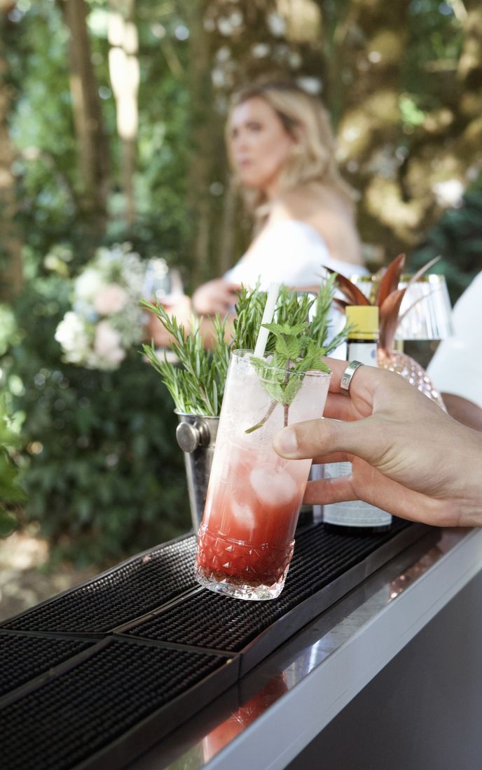 Barman dosant un cocktail devant les invités