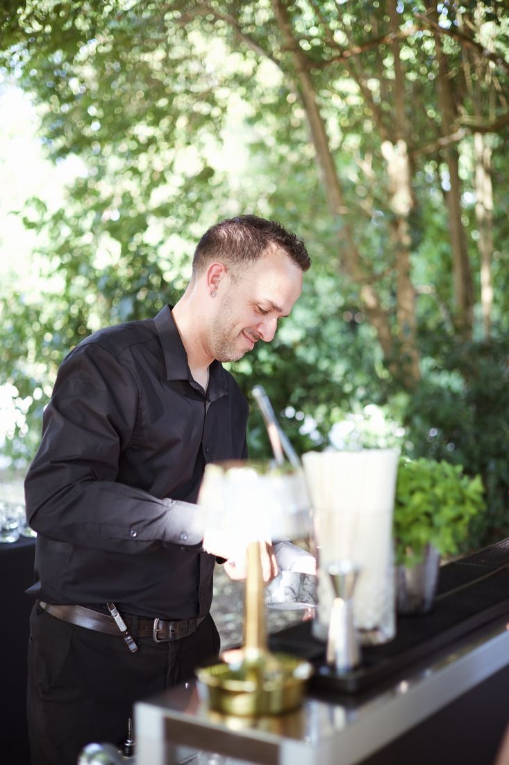 Cocktails rouges fraîchement préparés sur le bar