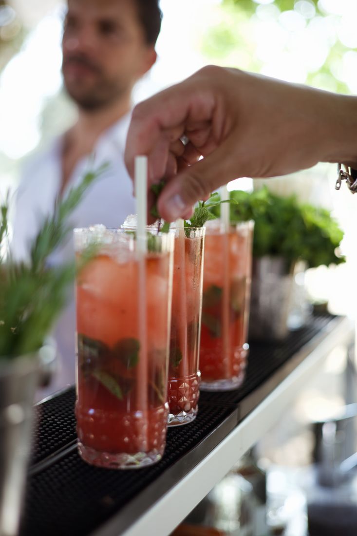 Cocktails signature dressés avec fruits frais et herbes