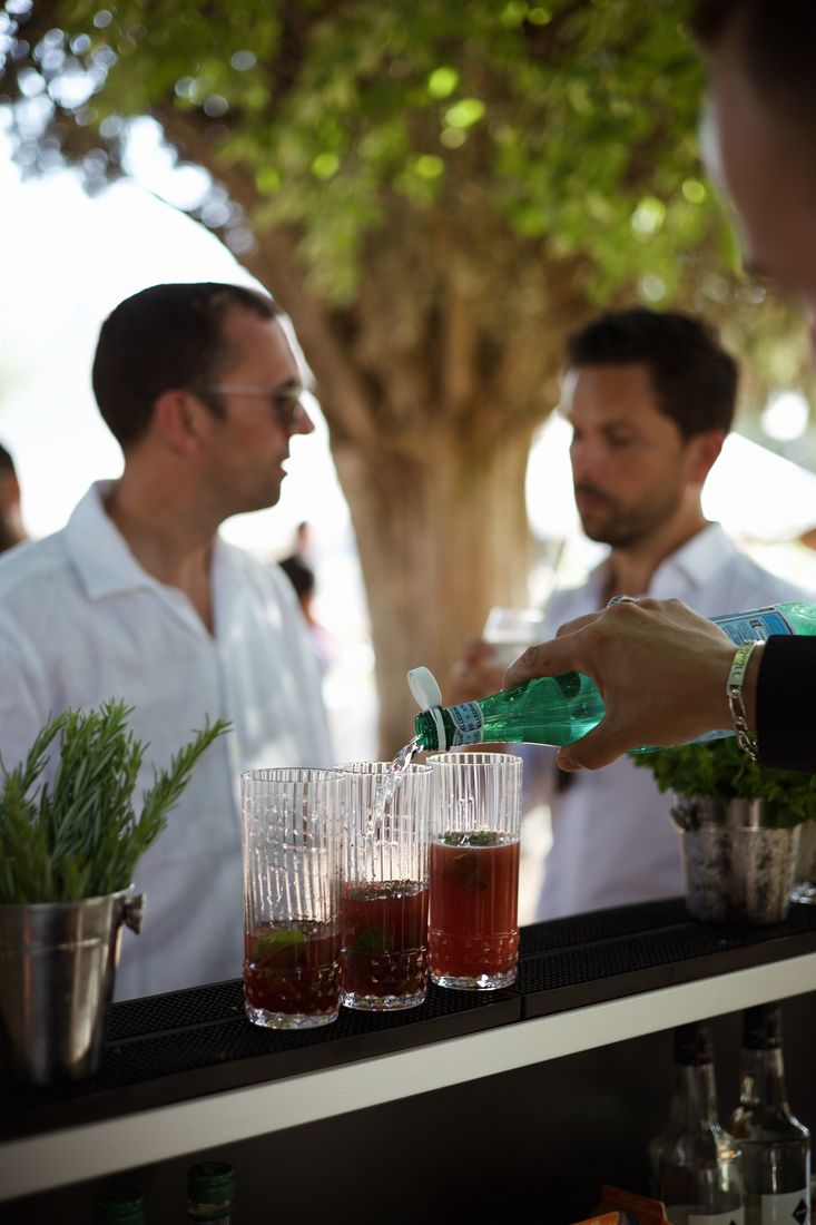 Détail du comptoir de bar avec bouteilles et verrerie